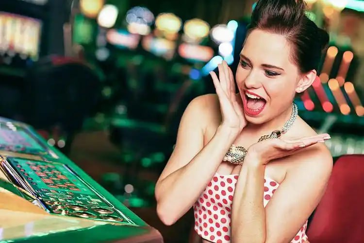 Dealer kasino langsung melayani taruhan dengan profesional lewat streaming berkualitas HD